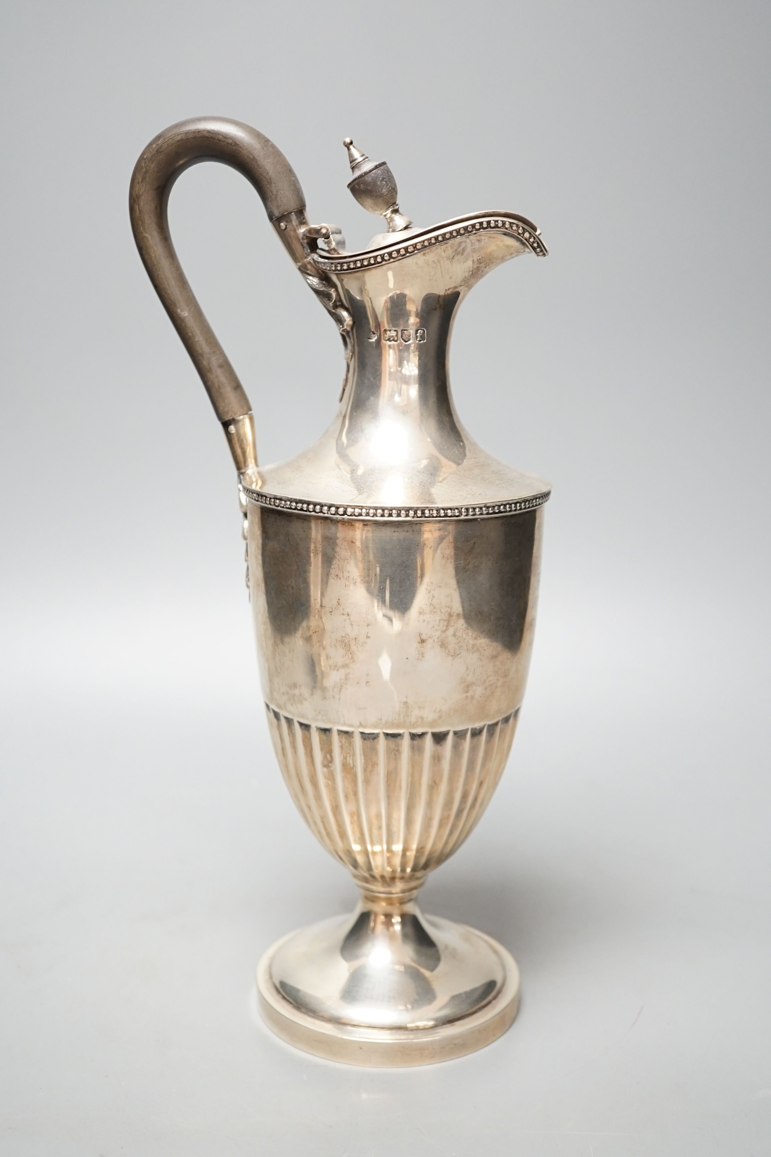 An Edwardian silver hot water jug, by William Hutton & Sons, London, 1901, height 30.7cm, gross weight 18.5oz.